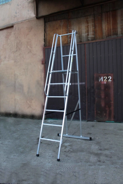 Лестница-платформа фиксированной высоты с траверсой ЛПФВА Н=2,0-4